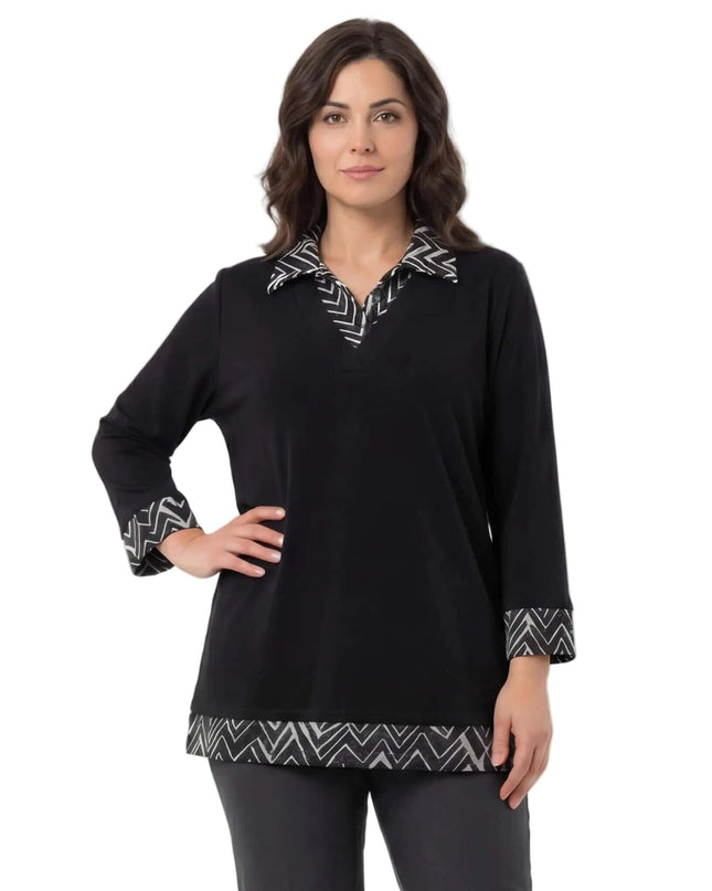 Официална черна туника големи размери с яка и маншети в черно-бял зигзаг десен, заснета отпред върху модел.