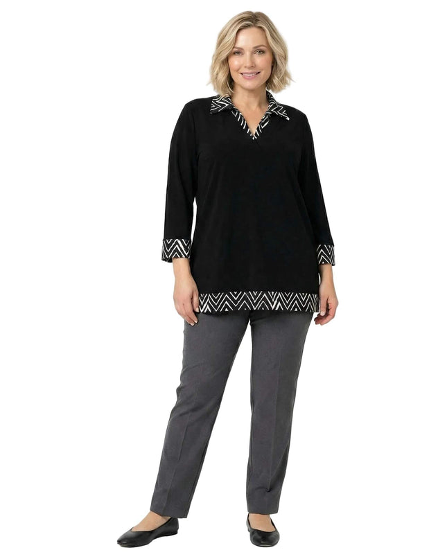 Официална черна туника големи размери с черно-бяла яка и маншети, представена в цял ръст отпред върху модел.