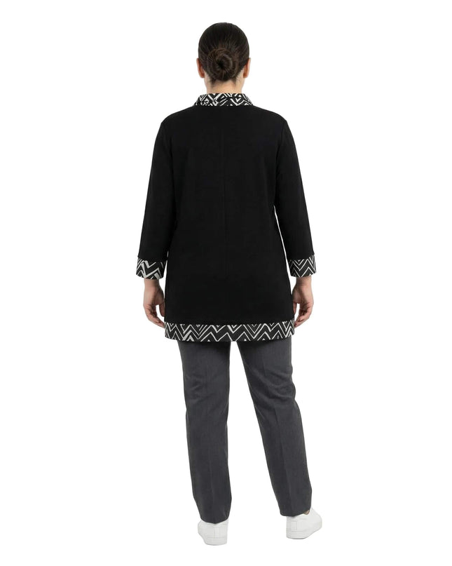 Официална черна туника за макси дами, снимана в гръб, показваща правата кройка и декоративния кант с геометричен десен на подгъва и ръкавите.