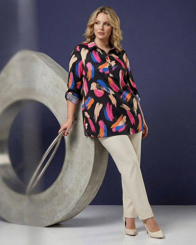 Официална дамска макси риза с шарен абстрактен десен върху черна основа и 7/8 ръкави. Кадър в цял ръст с модел.