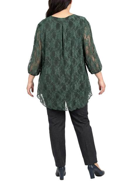 Официална дантелена туника в масленозелен цвят – изглед отзад в цял ръст. Моделът демонстрира свободната разкроена кройка и красивата текстура на дантелата.