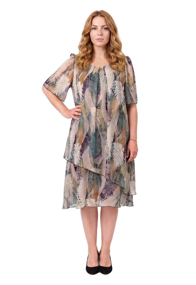 Официална лятна разкроена макси рокля с асиметричен шифон и принт на листа, представена в цял ръст отпред на бял фон.