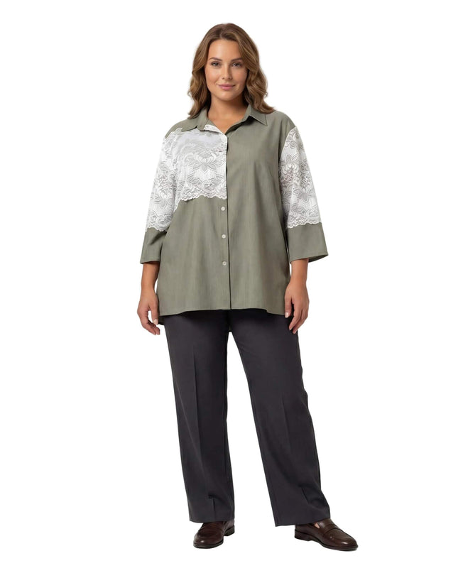 Официална макси риза от лен в цвят каки с ефектна бяла дантела на раменете и ръкавите, представена отпред в цял ръст.