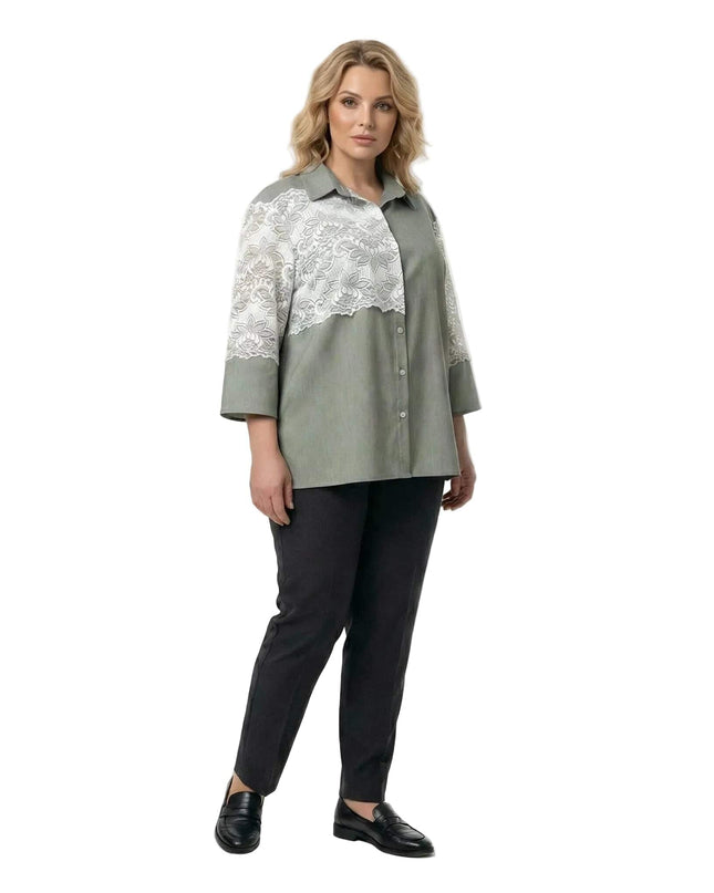 Официална макси риза от лен в цвят каки с детайл от бяла дантела, представена върху модел в цял ръст на бял фон.