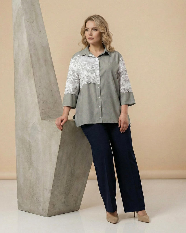 Официална макси риза от лен в цвят каки с асиметрична бяла дантела и 3/4 ръкави, представена върху модел в цял ръст.