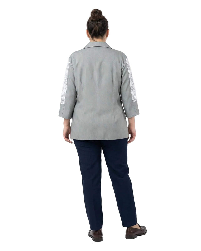 Официална макси риза от лен с дантела в цвят каки, изглед отзад. Снимката показва елегантните дантелени детайли по ръкавите и изчистената права кройка на гърба.