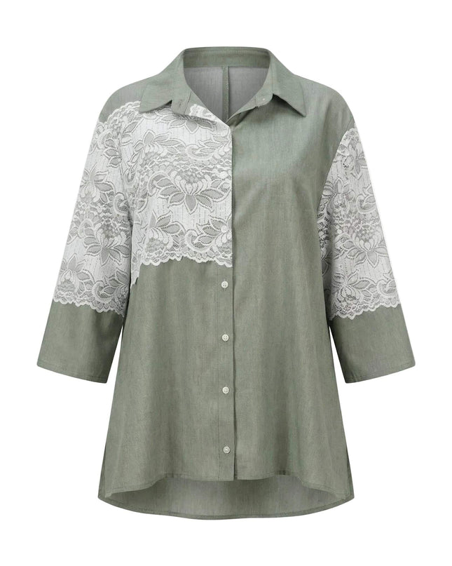 Стилна макси риза от лен в цвят каки с ефектна бяла дантела и класическа яка, заснета фронтално на бял фон