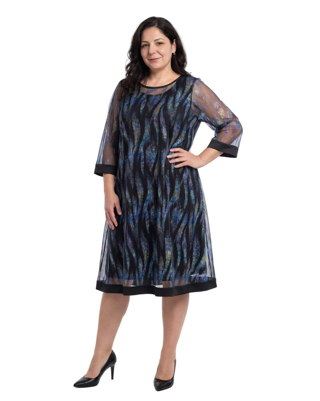 Официална макси рокля в тъмносиньо с шифон и детайли от еко кожа. Изображение в цял ръст на бял фон, подчертаващо блестящите вертикални щрихи.