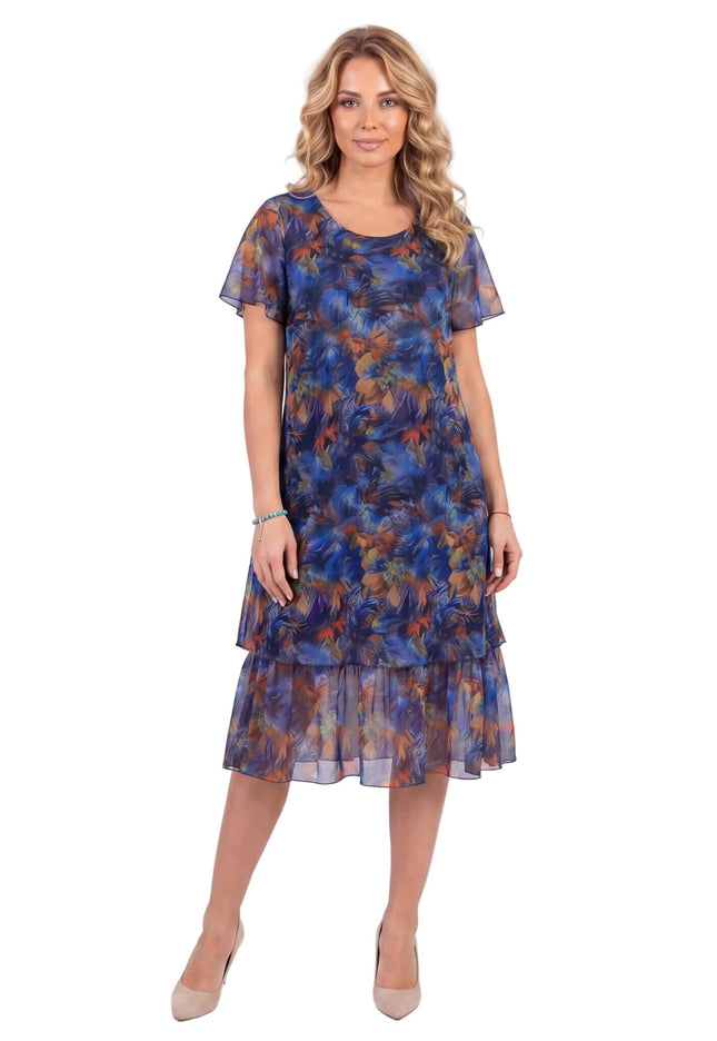 Официална макси рокля от пъстър шифон в синя гама с къси ръкави. Моделът е представен в цял ръст отпред на бял фон.