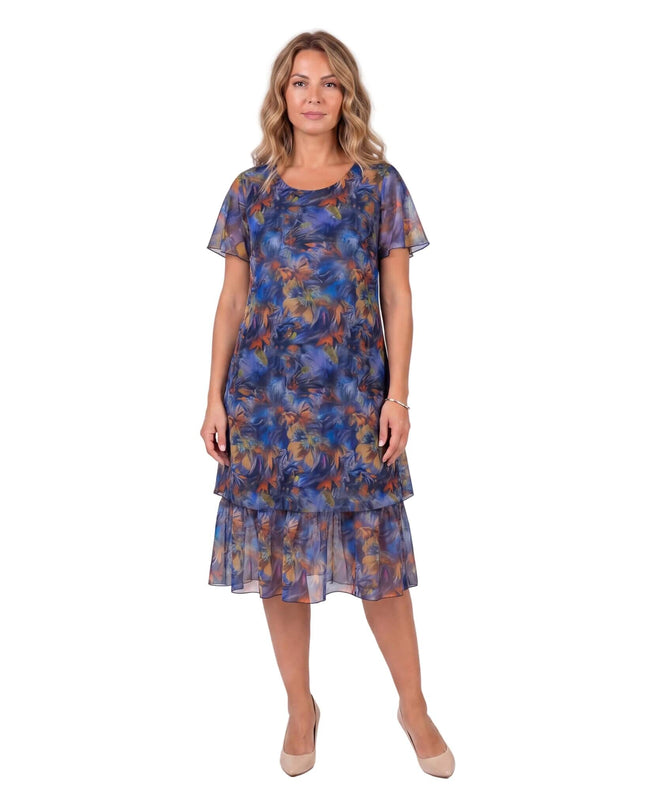 Официална макси рокля от пъстър шифон с разкроен силует, цял ръст на бял фон.