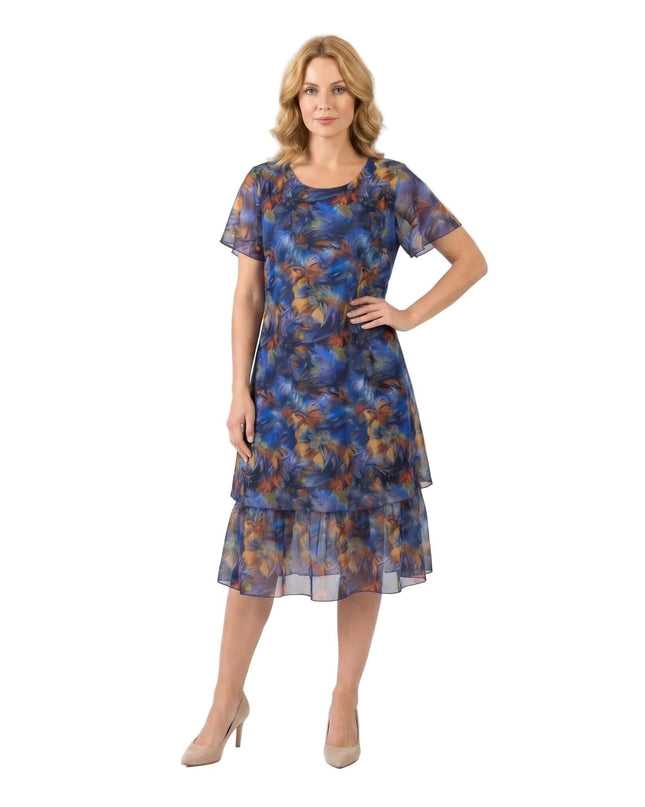 Официална макси рокля от пъстър шифон с разкроен силует в синьо и абстрактен флорален принт, цял ръст на бял фон.