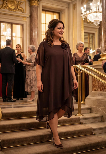 Елегантна официална макси рокля от шифон в цвят бордо, показана в цял ръст върху жена, която се движи по стълбите в празнична зала.