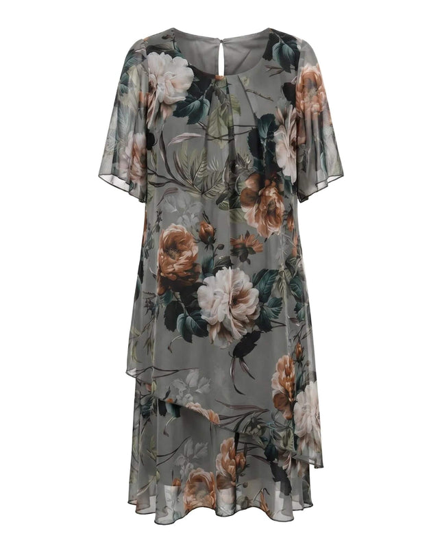 Официална макси рокля от шифон с флорален принт, заснета на бял фон, показваща асиметричен многослоен дизайн и разкроени ръкави тип пелерина.