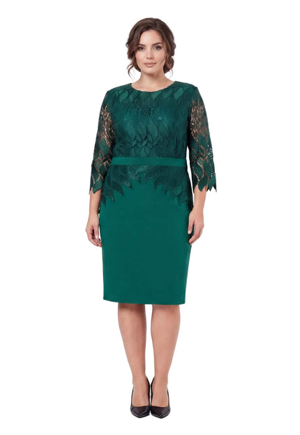 Официална макси рокля с дантела в масленозелен цвят, права кройка и 3/4 ръкави, заснета в цял ръст отпред.