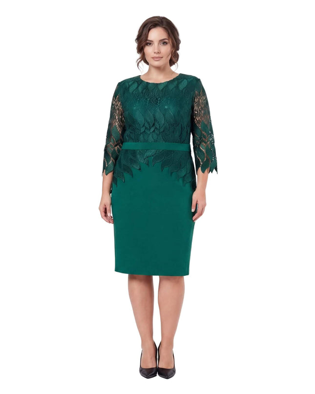 Официална макси рокля с дантела в масленозелен цвят, права кройка и 3/4 ръкави, заснета в цял ръст отпред.