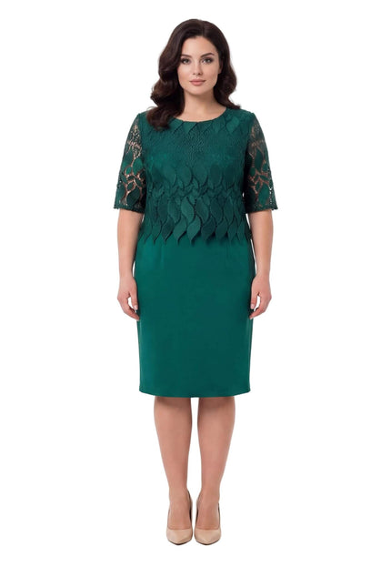 Официална макси рокля с дантела в масленозелен цвят, права кройка и 3/4 ръкави, заснета върху модел отпред в цял ръст.