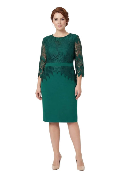 Официална макси рокля с дантела в масленозелен цвят, представена в цял ръст отпред върху модел на бял фон.