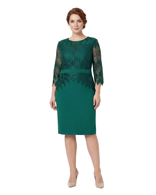 Официална макси рокля с дантела в масленозелен цвят, представена в цял ръст отпред върху модел на бял фон.