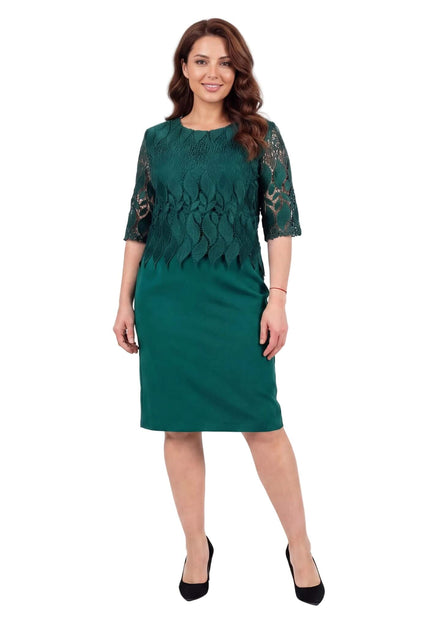 Официална макси рокля с дантела в масленозелен цвят, права кройка и 3/4 ръкав, заснета в цял ръст отпред.