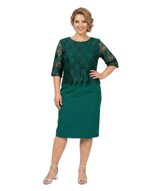 Официална макси рокля с дантела в масленозелен цвят, представена в цял ръст на бял фон. Моделът подчертава правата кройка и дантелените детайли.