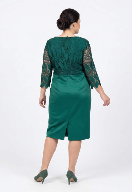 Официална макси рокля с дантела в масленозелен цвят, снимана отзад в цял ръст, показваща елегантен дантелен гръб и цепка на полата.