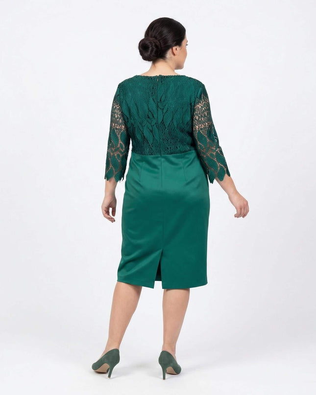 Официална макси рокля с дантела в масленозелен цвят, снимана отзад в цял ръст, показваща елегантен дантелен гръб и цепка на полата.