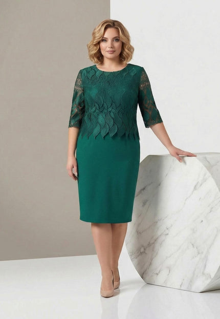 Официална макси рокля в масленозелен цвят с флорална дантела в горната част и 3/4 ръкави, заснета в цял ръст до мраморен декор.