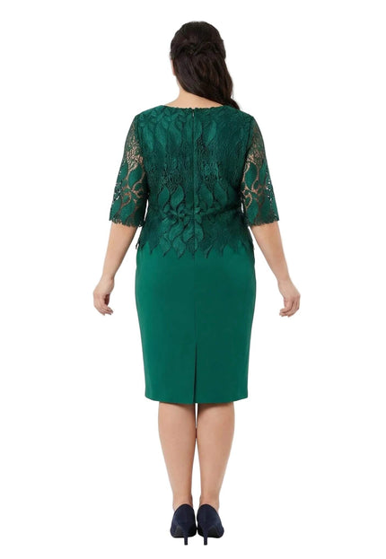 Официална макси рокля с дантела в масленозелен цвят, представена в гръб. Моделът се отличава с дантелен гръб, права кройка и малка цепка в долната част.