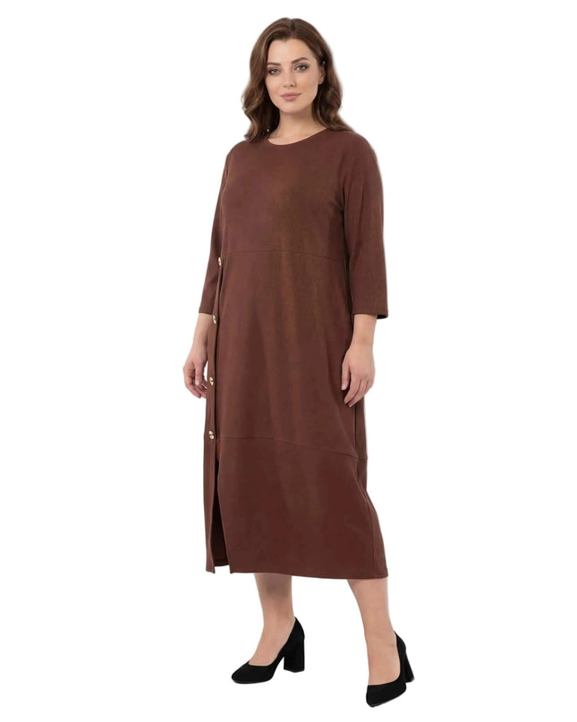 Официална макси рокля в кафяво с декоративни копчета и предна цепка, изглед отпред в цял ръст на бял фон.