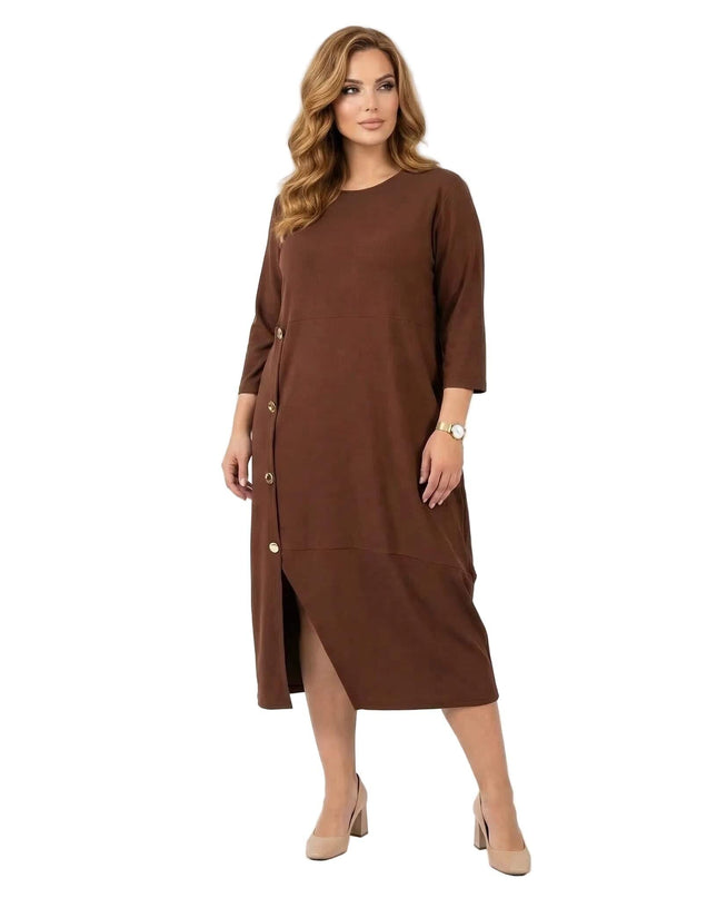 Официална кафява макси рокля с декоративни копчета и предна цепка, представена в цял ръст на бял фон.