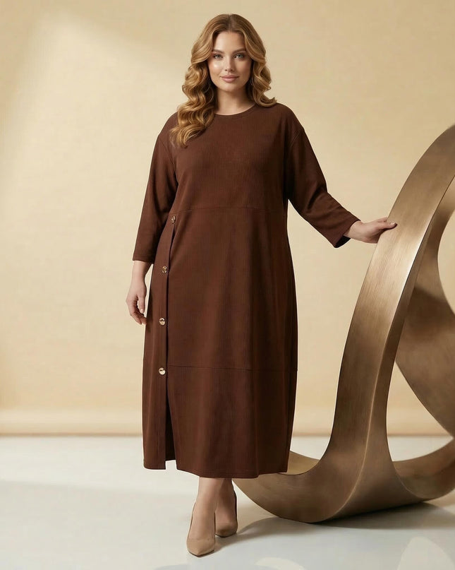Официална макси рокля в кафяво от рипсено плетиво с асиметрични декоративни копчета, представена от модел в цял ръст.