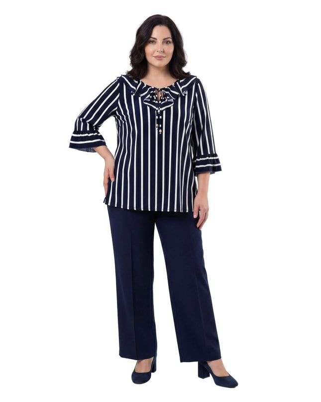 Официална макси туника на вертикално райе с ефектно деколте с връзки и 7/8 ръкави с волани, заснета в цял ръст върху модел.