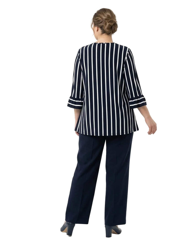 Официална макси туника на вертикално черно-бяло райе с 7/8 ръкави, заснета в гръб върху модел за представяне на кройката.