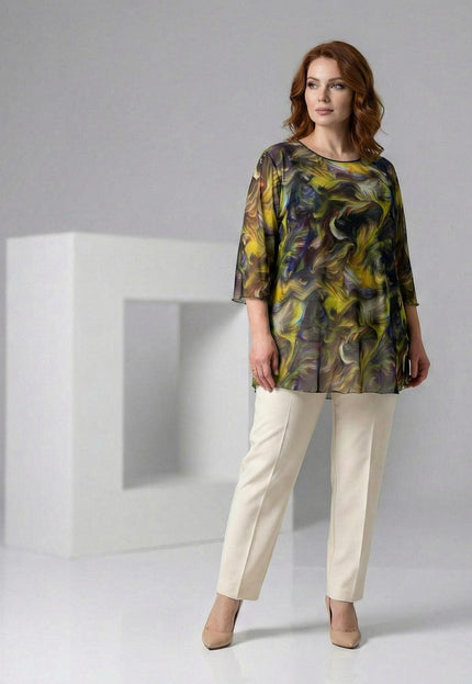 Елегантна макси туника от две части с пъстър шифонен слой и 7/8 ръкави, представена в цял ръст върху модел с бежов панталон.