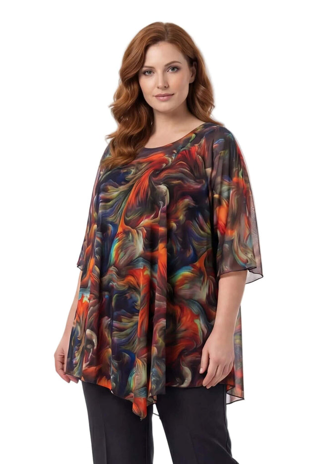 Официална макси туника от шифон с асиметричен дизайн и абстрактен принт в преливащи червени нюанси, заснета отпред на бял фон.