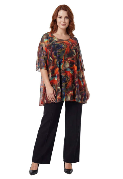 Официална макси туника от шифон с асиметричен дизайн и цветен абстрактен принт, заснета в цял ръст.