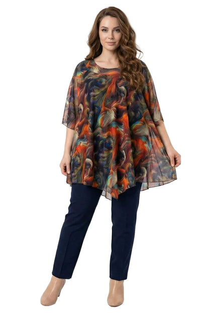 Официална макси туника от шифон с асиметрична кройка и цветен абстрактен принт, представена в цял ръст върху модел.