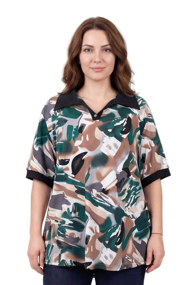 Официална макси туника с абстрактен пъстър десен, контрастна черна якичка и къси ръкави с маншети, представена в изглед отпред.