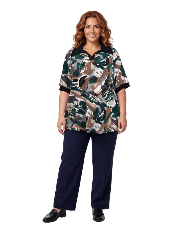 Официална макси туника с абстрактен пъстър десен, V-образно деколте и черна яка. Представена в цял ръст отпред на бял фон.