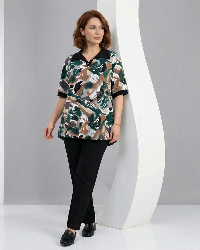 Цял ръст на жена, облечена в официална макси туника с абстрактен пъстър десен, черна якичка и къси ръкави с черни маншети, съчетана с черен панталон.