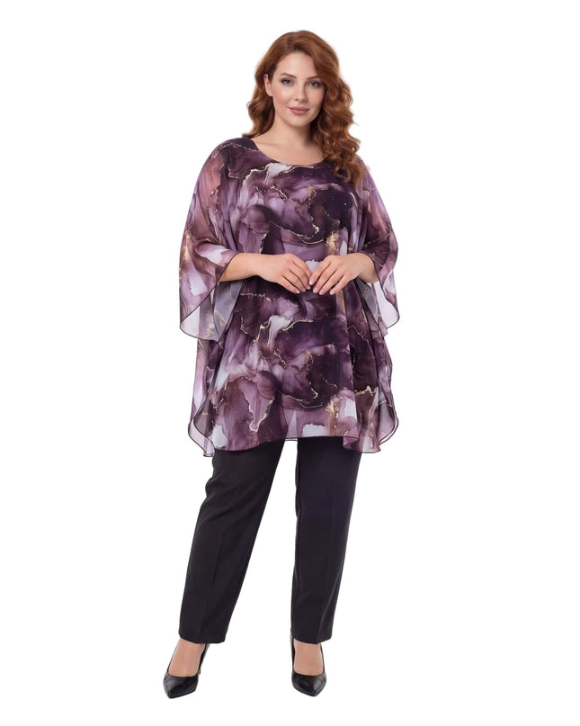 Официална макси туника тип пончо в лилави нюанси с абстрактен принт от ефирен шифон. Изглед отпред в цял ръст на бял фон.