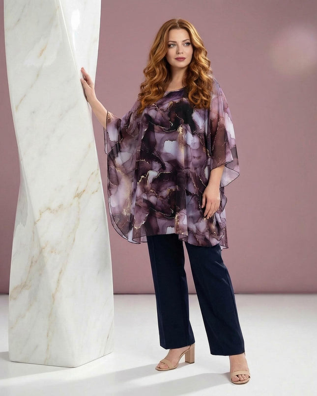 Официална макси туника тип пончо в лилави нюанси с ефирен шифон. Снимка в цял ръст на дама до бяла мраморна колона.