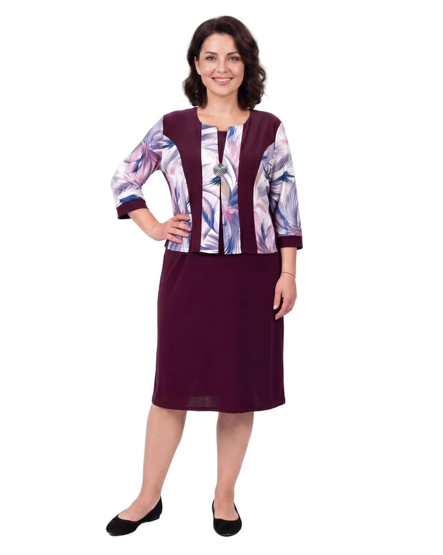 Официална права макси рокля в цвят бордо с абстрактен принт и декоративна брошка, представена в цял ръст на бял фон.