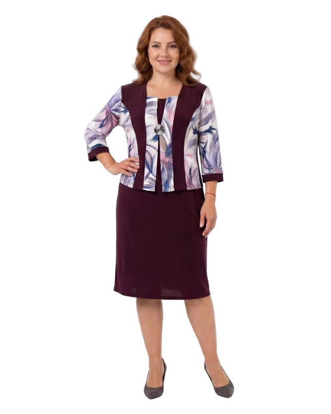 Официална права макси рокля в бордо с ефектна илюзия за сако с абстрактен принт и брошка, показана в цял ръст.