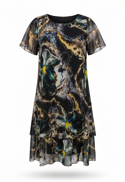 Официална разкроена макси рокля от шифон с шарен абстрактен десен и къси ръкави, снимана отпред на бял фон.