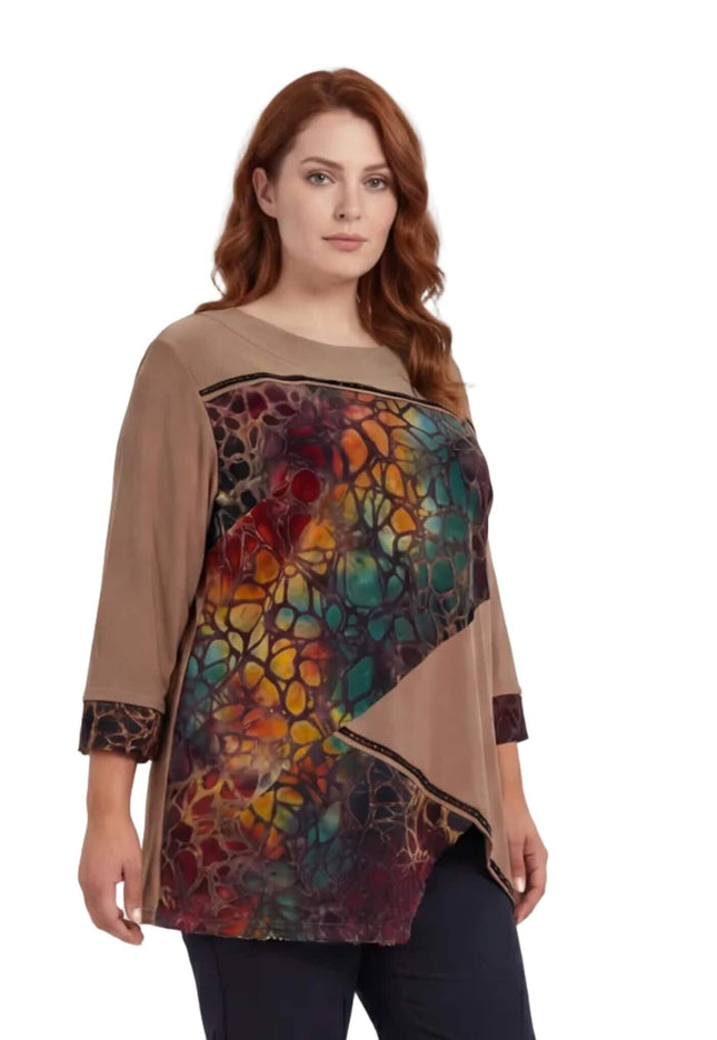 Елегантна разкроена макси туника в кафяво с асиметрична предна част и ефектен цветен принт, заснета отпред върху модел.