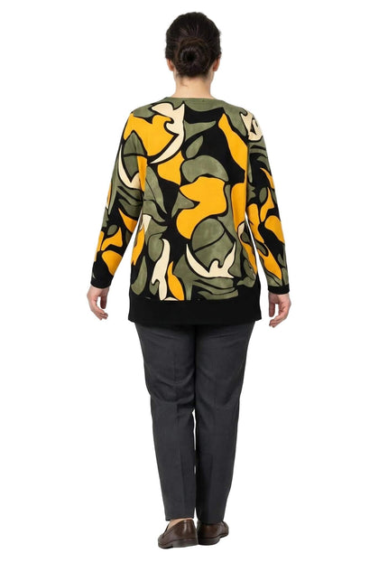 Официална разкроена макси туника в шарен десен с абстрактни мотиви в зелено и жълто, заснета в поглед отзад. Моделът завършва с широк черен кант.