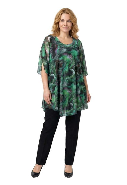 Официална разкроена макси туника с асиметрична линия и зелен абстрактен принт, заснета в цял ръст на бял фон.