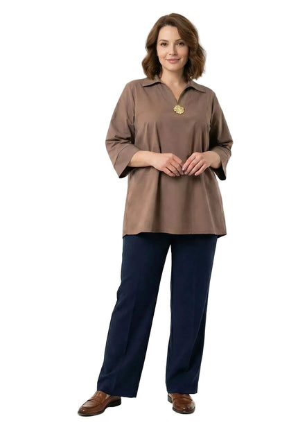 Официална памучна макси риза в цвят мока, представена в цял ръст отпред. Разкроен силует с V-образно деколте и красив златист елемент за елегантна визия.