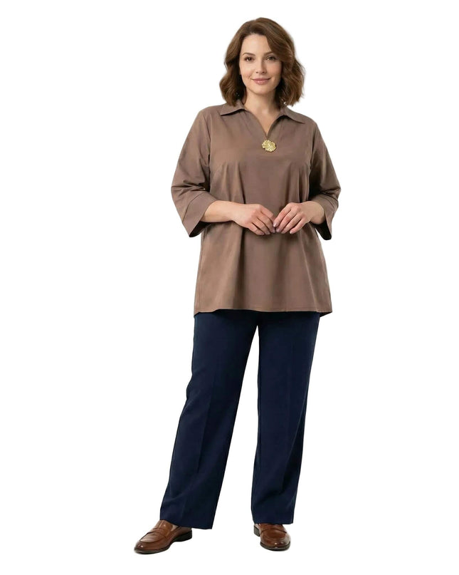 Официална памучна макси риза в цвят мока, представена в цял ръст отпред. Разкроен силует с V-образно деколте и красив златист елемент за елегантна визия.